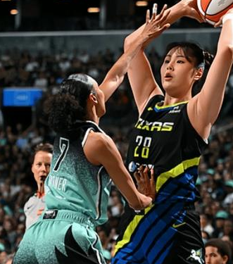 中国女篮球员李月汝3分6篮板，飞翼队大比分不敌自由人。WNBA常规赛，飞翼队和自