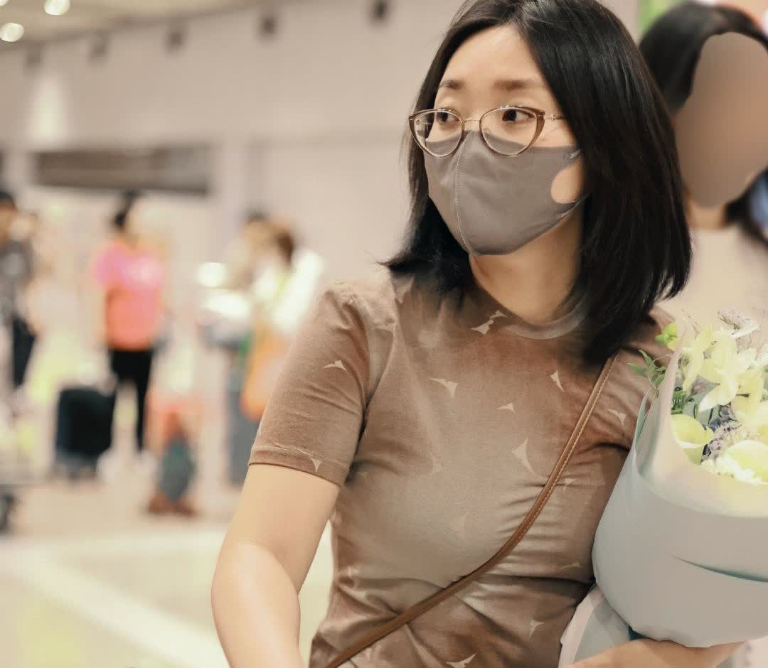 李雪琴瘦了以后这状态是越来越好了啊，戴着口罩都能感觉她好美，女人就是要瘦啊！