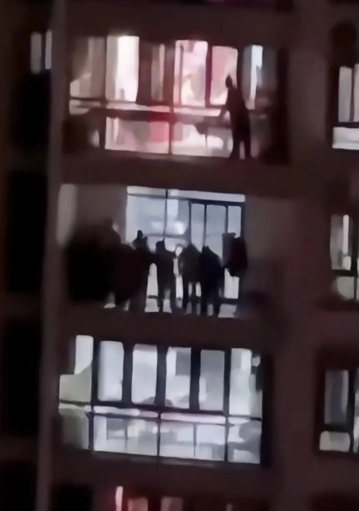 江西上饶这事太荒诞！小偷入室行窃被抓现行，居然扒着高楼外墙耗了一天一夜。更离谱的