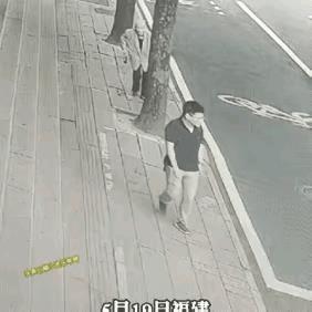 老人突然跌倒，如果不是这个好心人援救，真不敢想象后果！这是一个非常有责任感的好心
