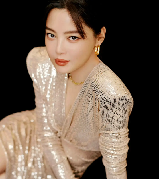 有没有人和我一样，被辛芷蕾这张照片美到失语
就是她侧身躺着的那张，
金色的裙子在