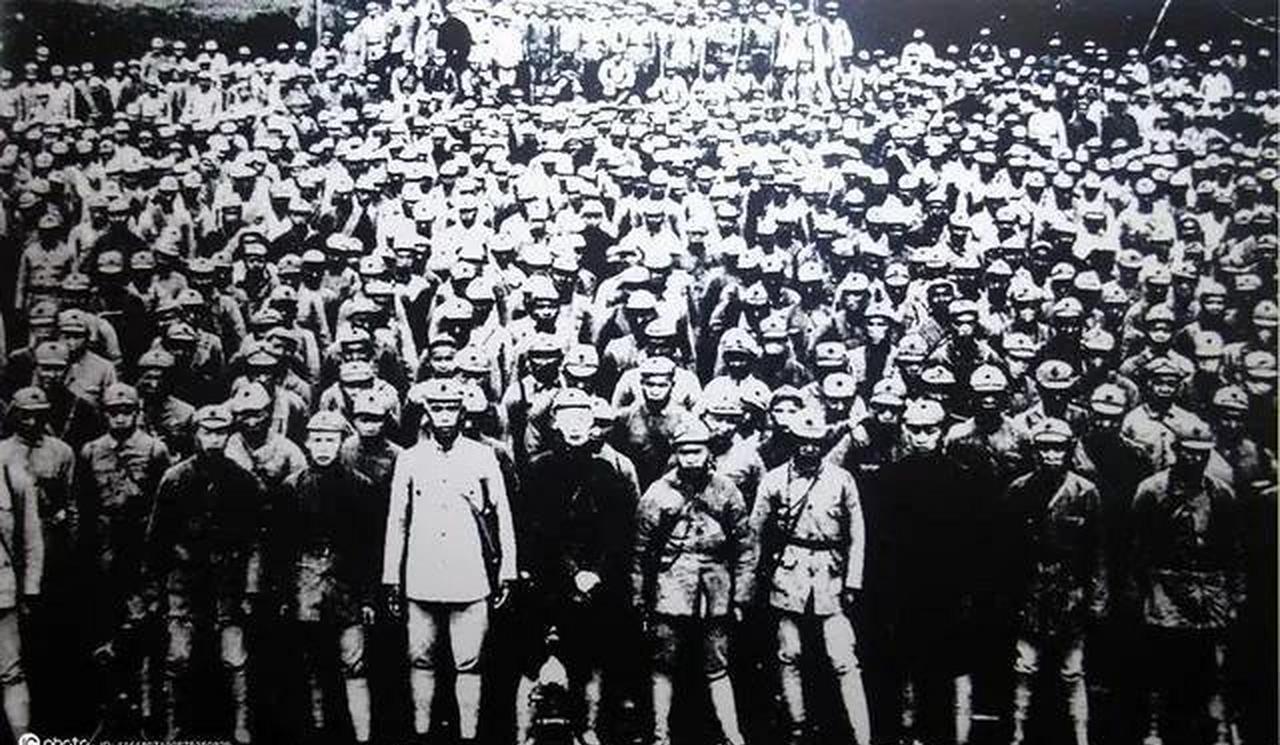 1935年，红一方面军和红四方面军会师，打乱编制，混合编为左右两路军。不久，毛主