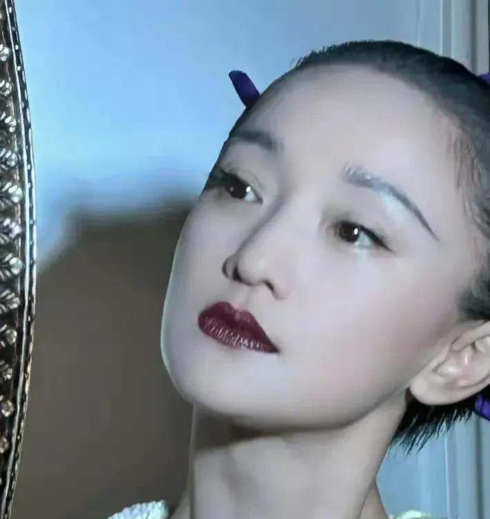 周迅这不知道这是化的什么妆容，感觉挺吓人的，尤其是图二对镜自照的画面，看起来就是