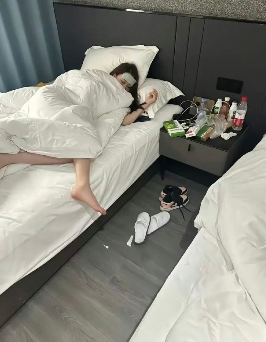 一起出差，生病了，我还照顾她……