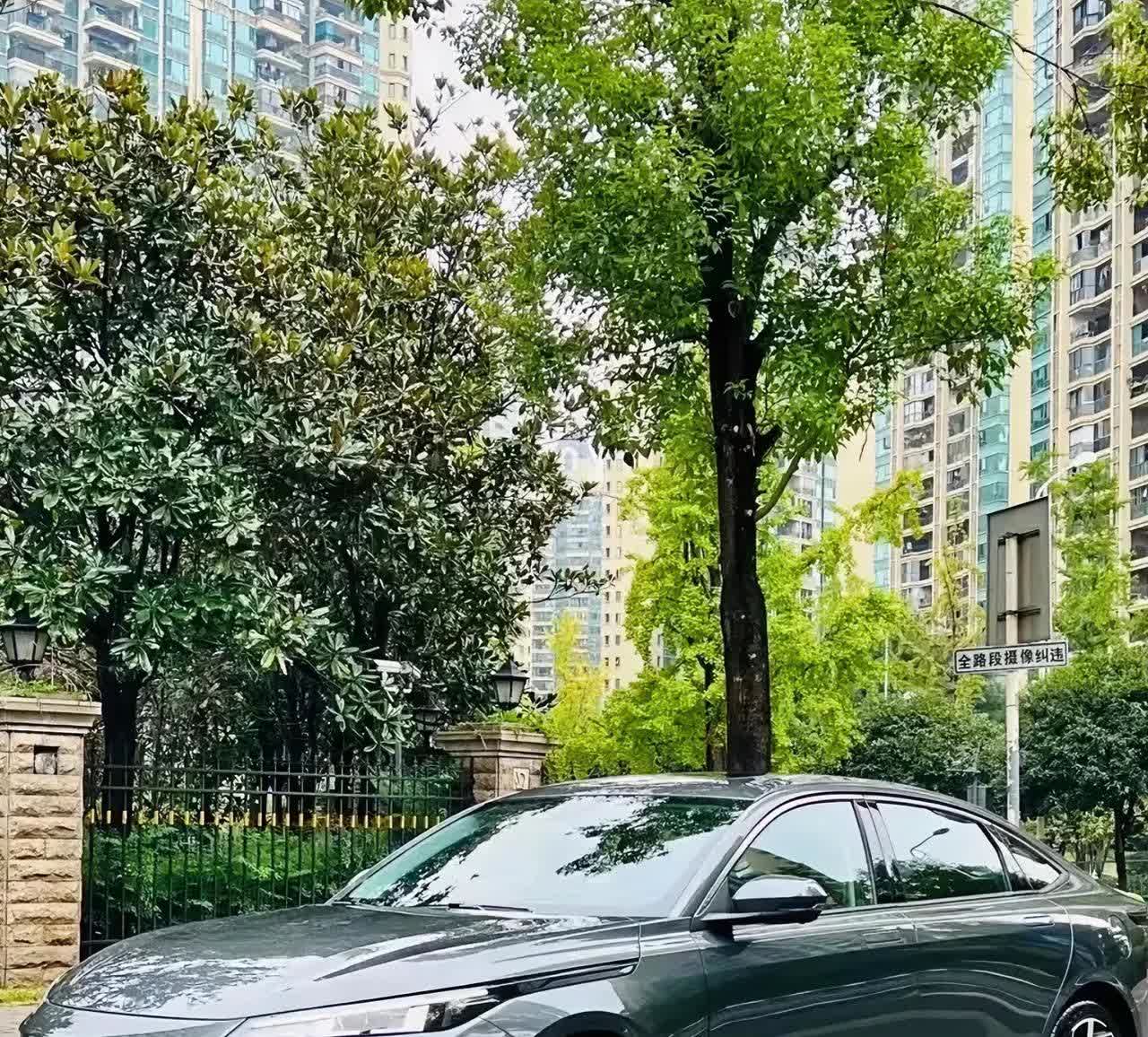 最近，换车的想法在我心里越来越强烈，原因是我的长安车油耗实在太高，开不起了。
