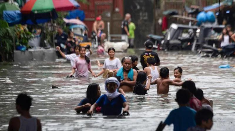 受台风“韦帕”、西南季风及低压区共同影响，菲律宾多地暴雨成灾，已有六人死亡。
菲
