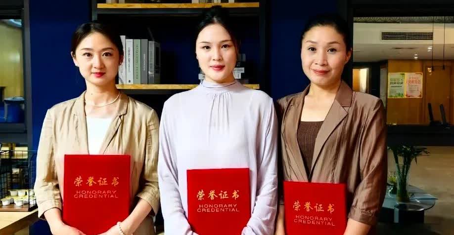 河南越调大师、毛派创始人毛爱莲喜收新徒
河南越调剧团二级演员孙倩倩、田丹丹、陈