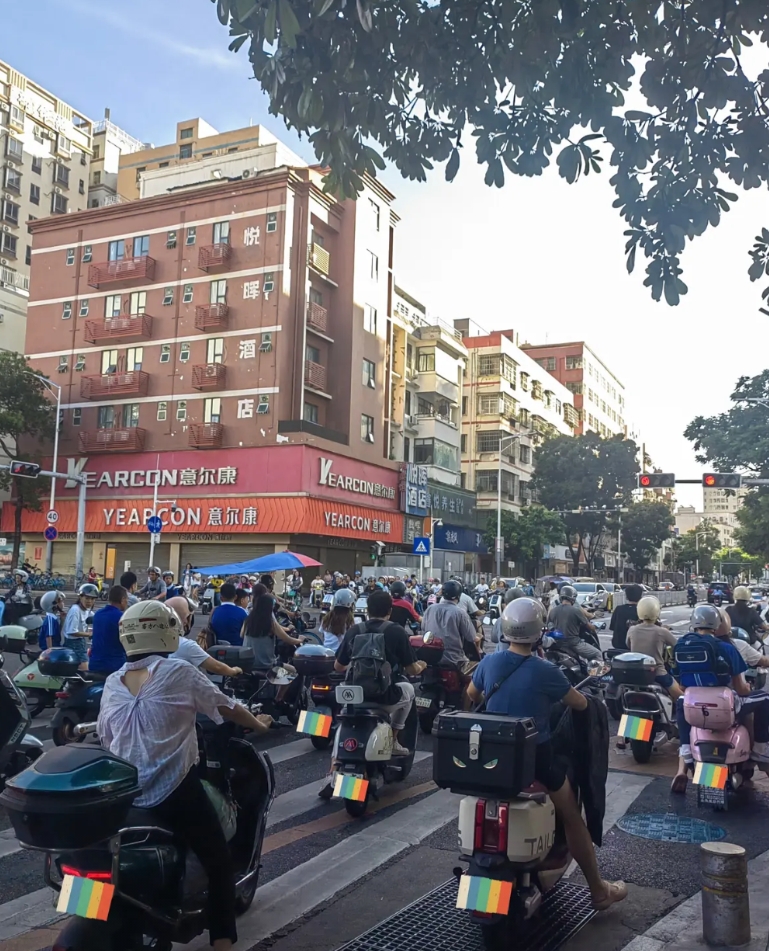 没眼看
现在深圳的早高峰
都成什么样子啦
非机动车道路优化和管控真的迫在眉睫啊。