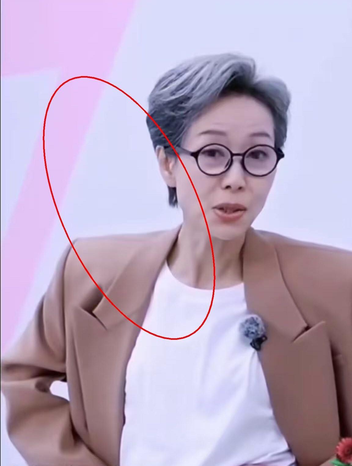 越来越不喜欢叶童了
她拒绝示好时干脆利落，选队友时转身就走毫不留恋，面对询问直接