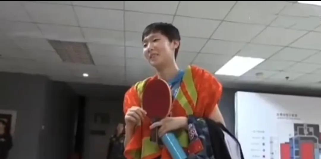 从幼时练球到如今，王曼昱每一步都走得格外扎实。她的反手实力有目共睹，而背后日复一