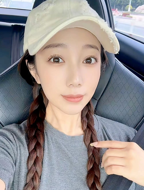 德云社角儿嫩妻晒玉照，盘靓条顺养人眼！
昨日，郭德纲徒弟朱鹤松妻子，平台晒出一组