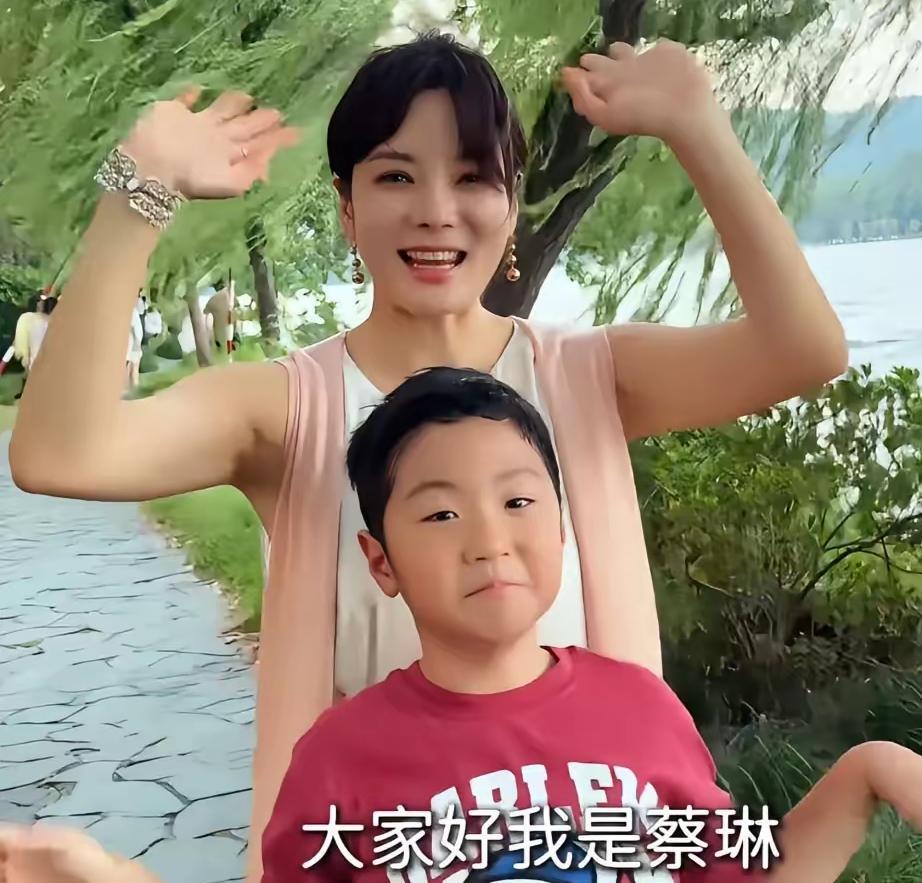 蔡琳带全家游西湖！儿子护照首章留中国，母子对话超可爱！[比心]
8月底，好久没露