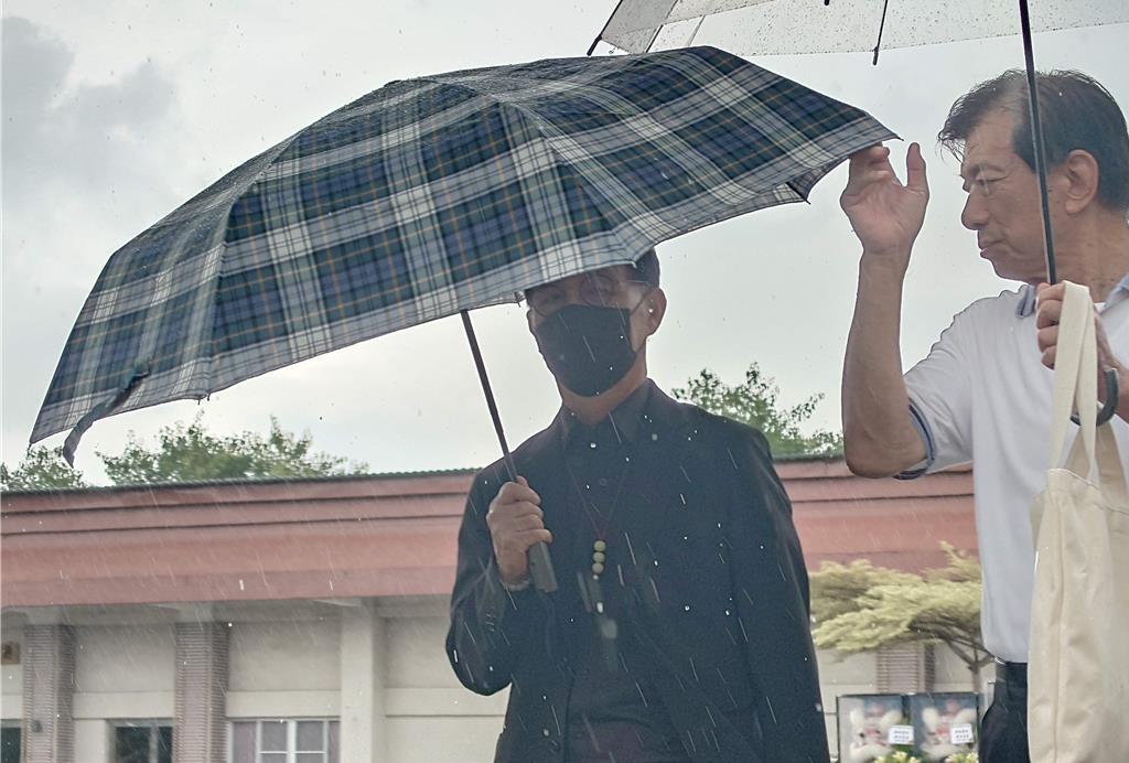 台北市前副市长彭振声本月1日在京华城案开庭前，爱妻谢夏荞返回高雄住处坠楼亡，今日