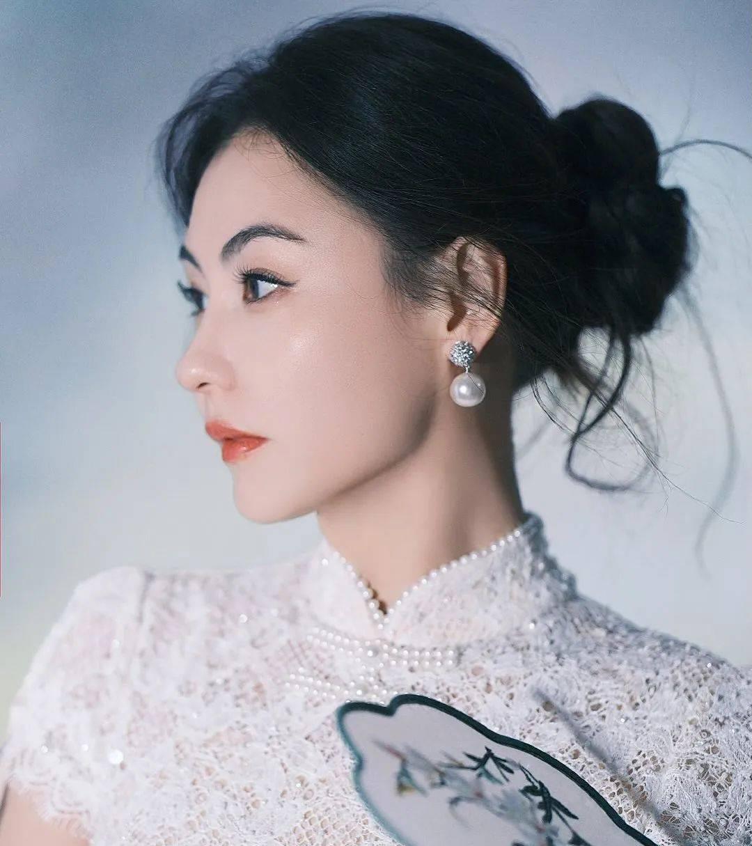 #张柏芝的美，特别在哪里#
她的骨相堪称“建模级”：高鼻梁+窄下颌+立体颧骨，3