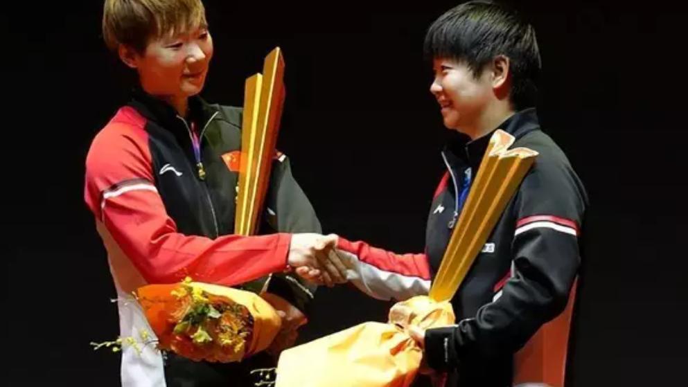 心疼莎莎！王曼昱11-2横扫背后，邓亚萍戳穿关键：35转发球接不住