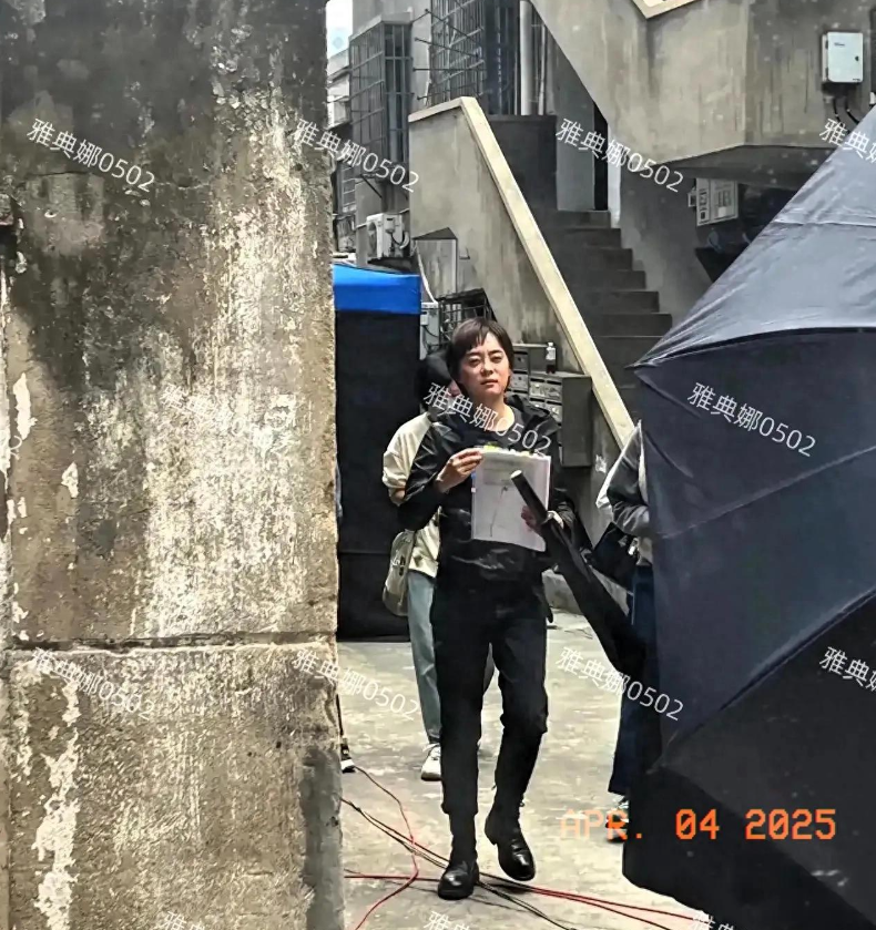 孙俪本人和剧里的形象反差很大，拍戏时显老很疲惫，剧里演啥像啥
孙俪的新剧《乌云之