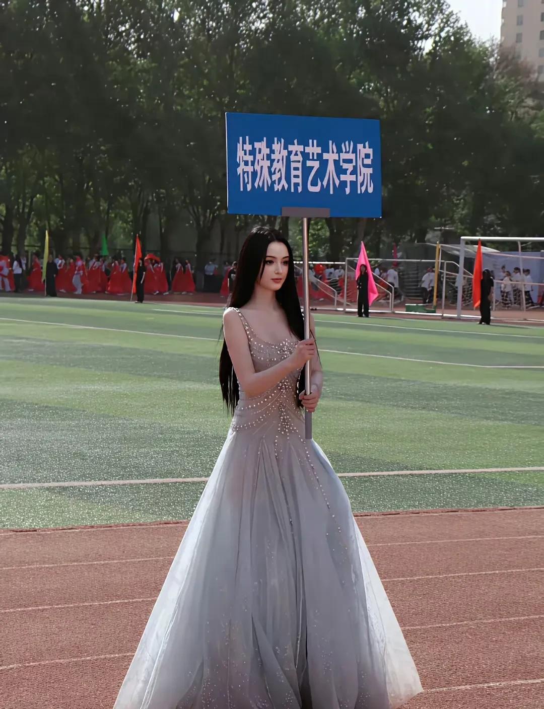 西安美院特殊教育学院的这位美女比女明星还完美，可惜是个聋哑人。
她有着天使的脸蛋