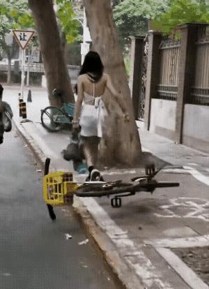 某知名网红说过，
你可以表达情绪，
但不能情绪表达。
这句话很适合说给她听。