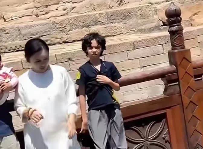 这个大孩子真可怜
就没见他笑过
虽说也是杜星霖亲生的
但没有亲生父亲
以