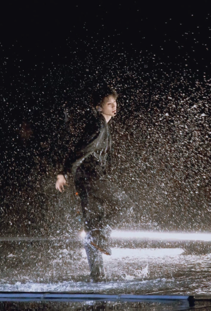 王俊凯帅成啥了，直接上演湿身诱惑，太酷辣！ ​​​