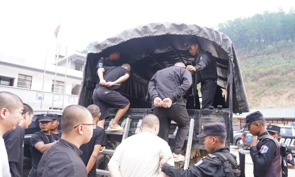 佤邦在4月9日上午，抓获了25人的电Z小团伙，立刻交人！另外还有23名从境外逃至