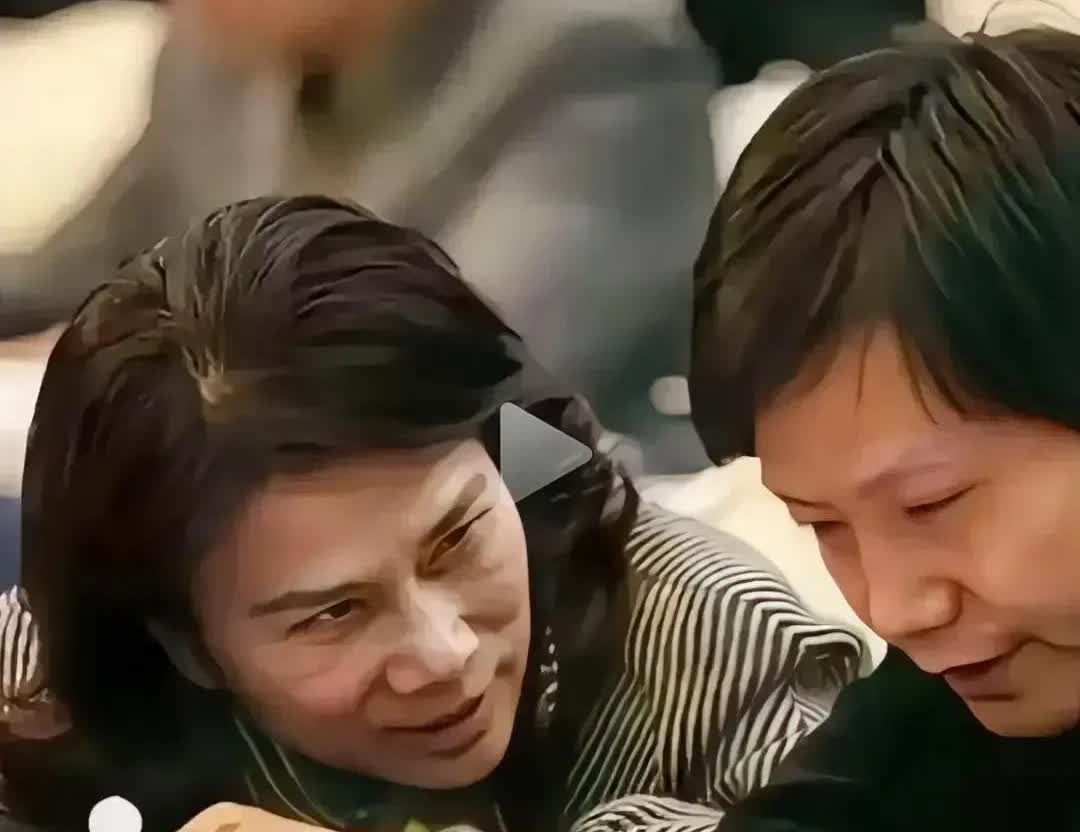 董明珠大大咧咧地跟雷军说：“老弟，车空调姐包了！”雷军笑回：“董姐，这胆真肥！格