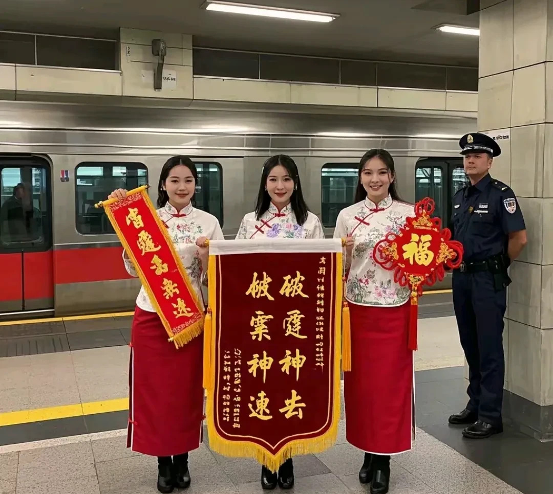 中国女生米兰追贼送锦旗











我的天！你敢信？三个中国女生在米兰