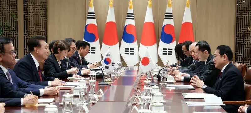 韩日领导人此次可是闹出了极大的动静，17年来头一回以联合公报来公布会谈成果。一场