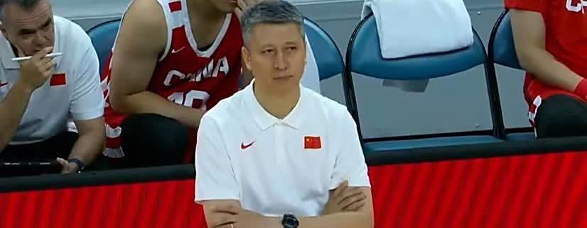 失望！中国男篮主力球员在场上胡打、乱打，郭士强忍无可忍，马上将其换下，并且进行了
