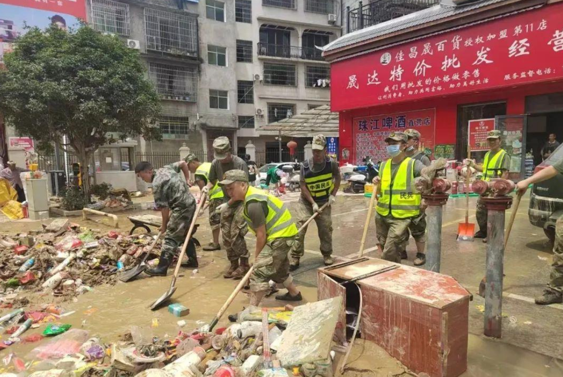美国消防员救火，遭枪击身亡，中国军人救灾，民众送水送粮
 
即使美国是一个枪击案