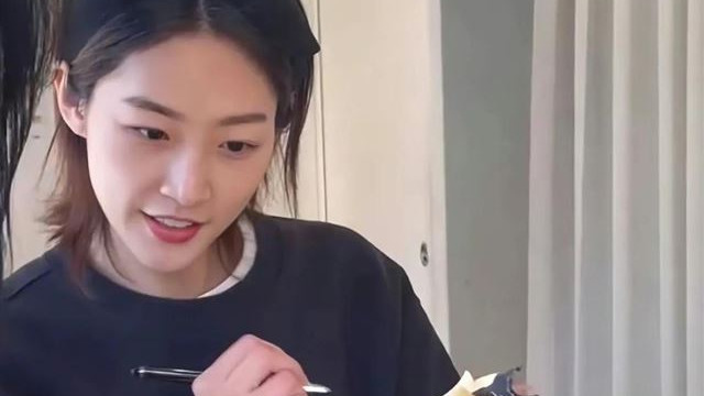 最心酸女星！25岁满头白发，浑身上下没一件首饰，廉价毛衣都起球