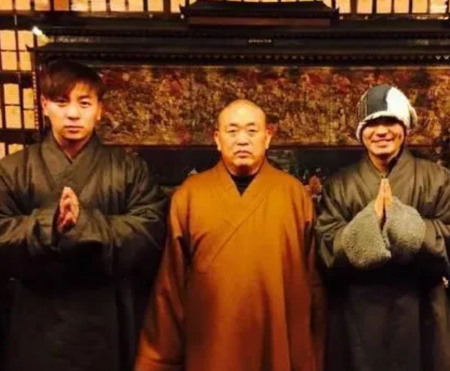 样是释永信的弟子，为啥王宝强没改成“释宝强”，释小龙却能姓“释”？
 
原来来少