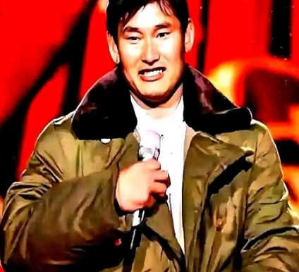 别看朱之文是个农民，他可是个明白人，一边商演挣钱，一边不忘自己农民的本分、勤俭节