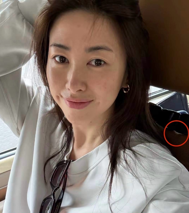 我问朋友，为什么其他女明星不化妆都不准别人拍照，朱珠反而大大方方的把素颜照发出来