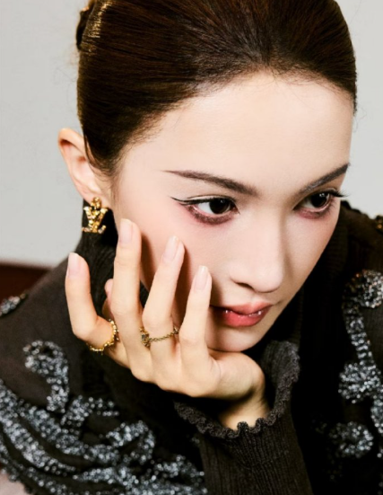 金晨是妆的原因吗，感觉不一样了变化也太大了，原本的底子就不错，化完跟变了一个
人