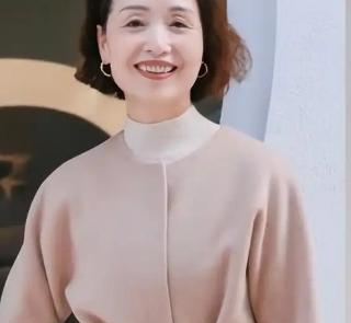 #分享城市新鲜事#
         同小区有一个五十五岁的女人，跟老公三十多岁