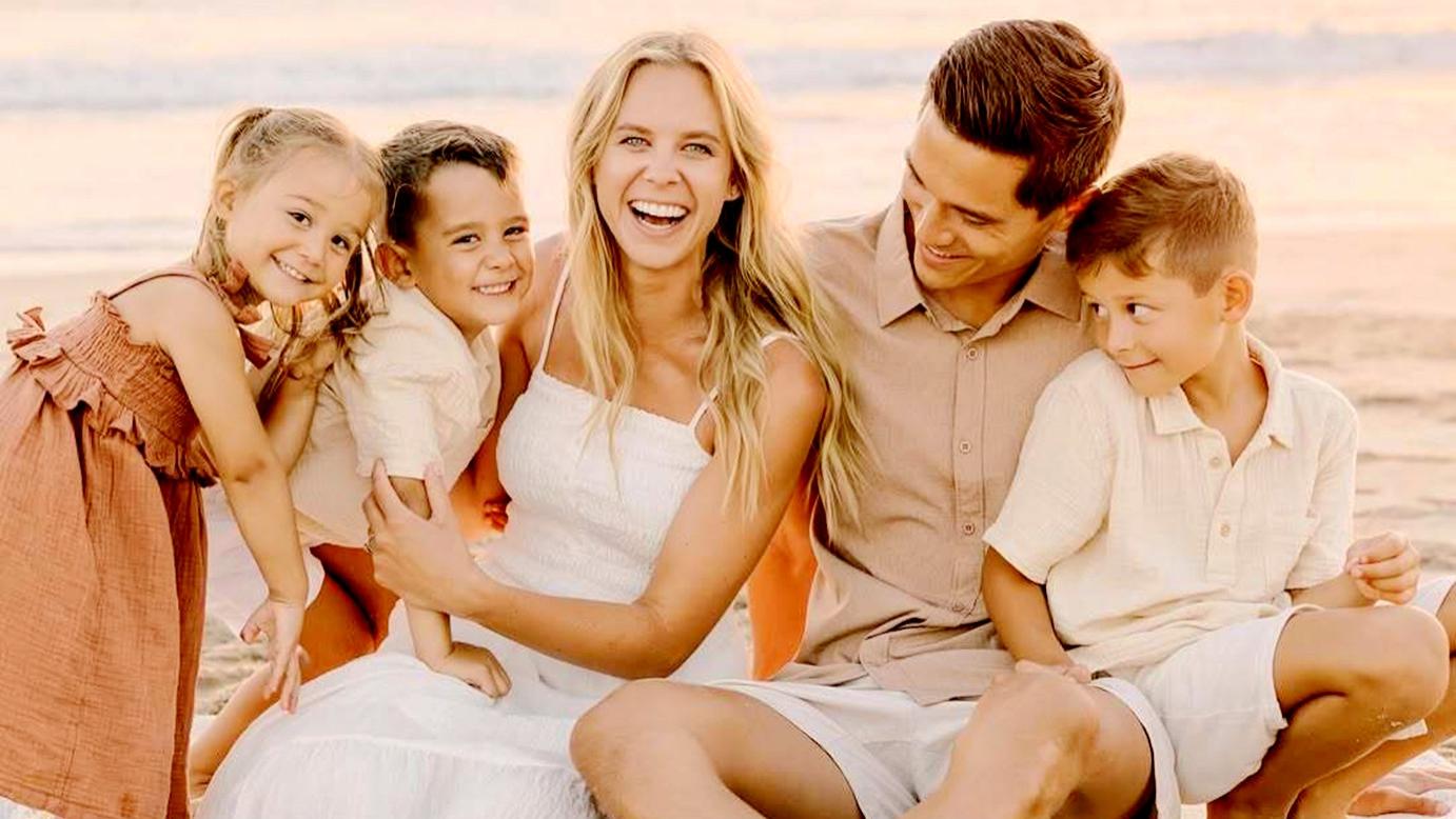 高颜值一家人！排球世界冠军晒全家福，两儿一女粉雕玉琢漂亮可爱