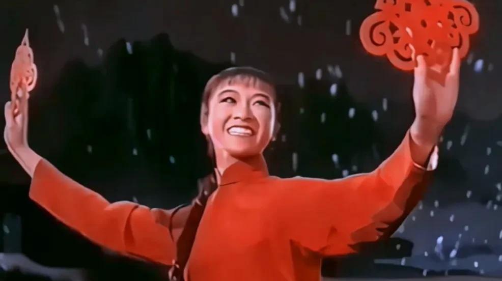 图一照片拍摄于七十年代初，有芭蕾舞剧电影《白毛女》中的“喜儿”和“白毛女”。
你