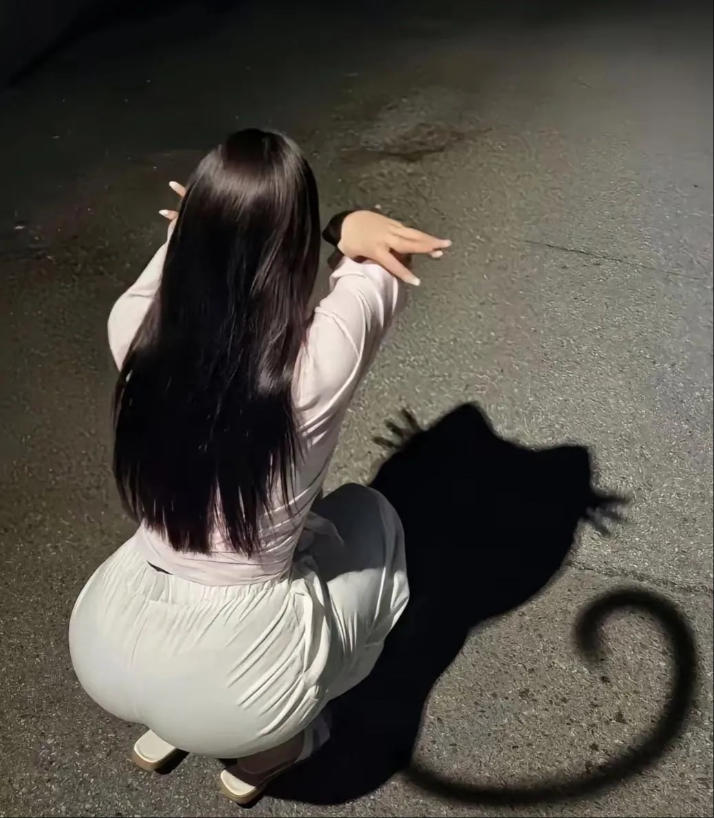 女朋友在楼下假装自己是只猫
