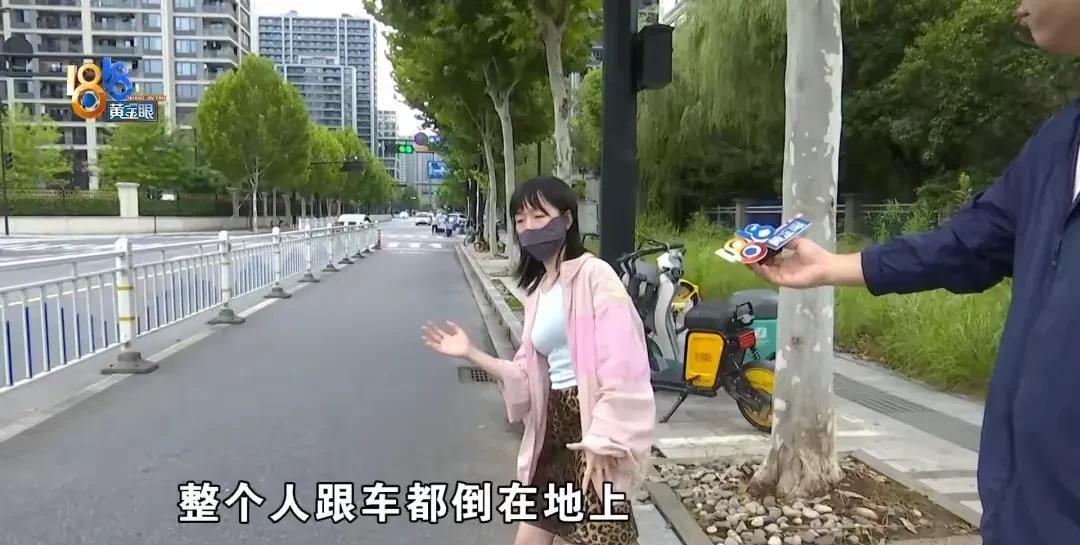 浙江杭州，女主播下夜班后准备骑共享单车回家，谁知，被一辆疾驶而来的外卖车撞翻，致