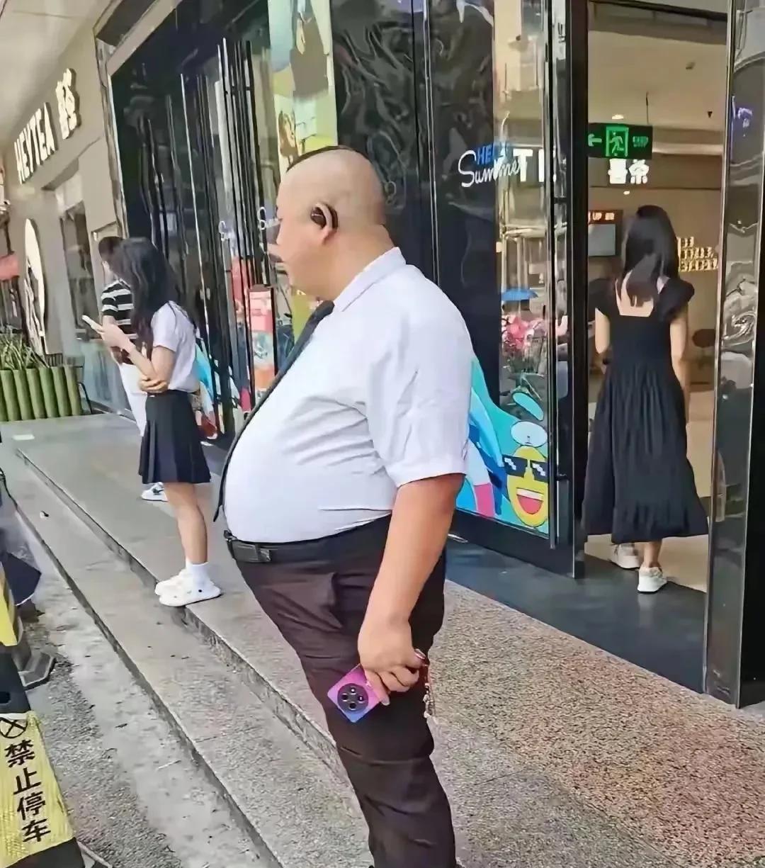 保安队长也太不用心了，身材都保持不了，怎么保护别人啊？顺便问一嘴，当保安这么舒服