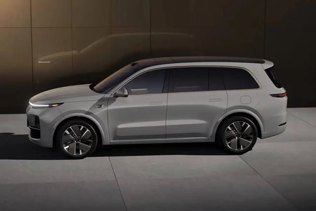 试驾理想L9的经历
周末的上午，和感兴趣的同事小孔一起来到了良乡的龙湖天街，目标