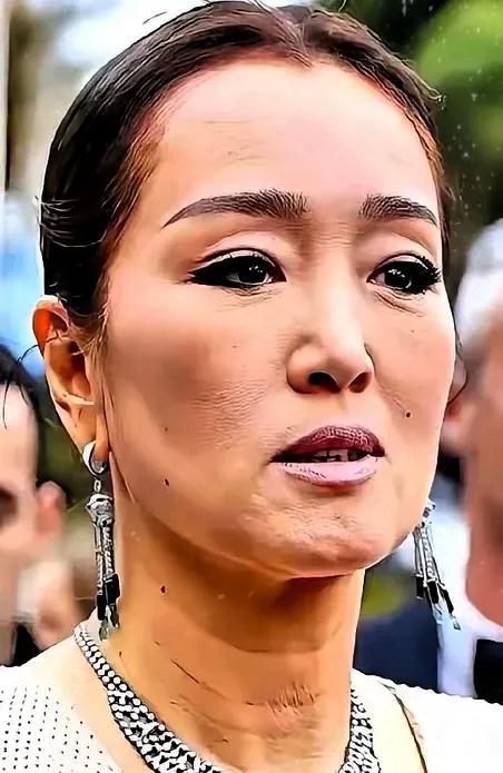 最近，网络上关于巩俐容貌变化的事，引起了热议，感觉她上眼皮有点松弛，下眼袋也比较
