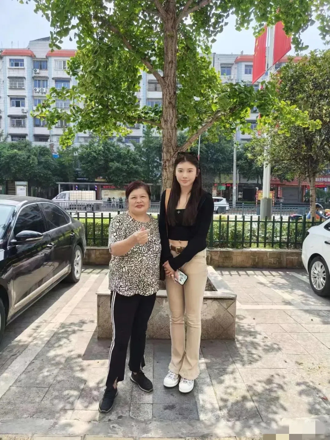 吴艳妮个子高，腿长，脸小，颜值在圈内也是第一。