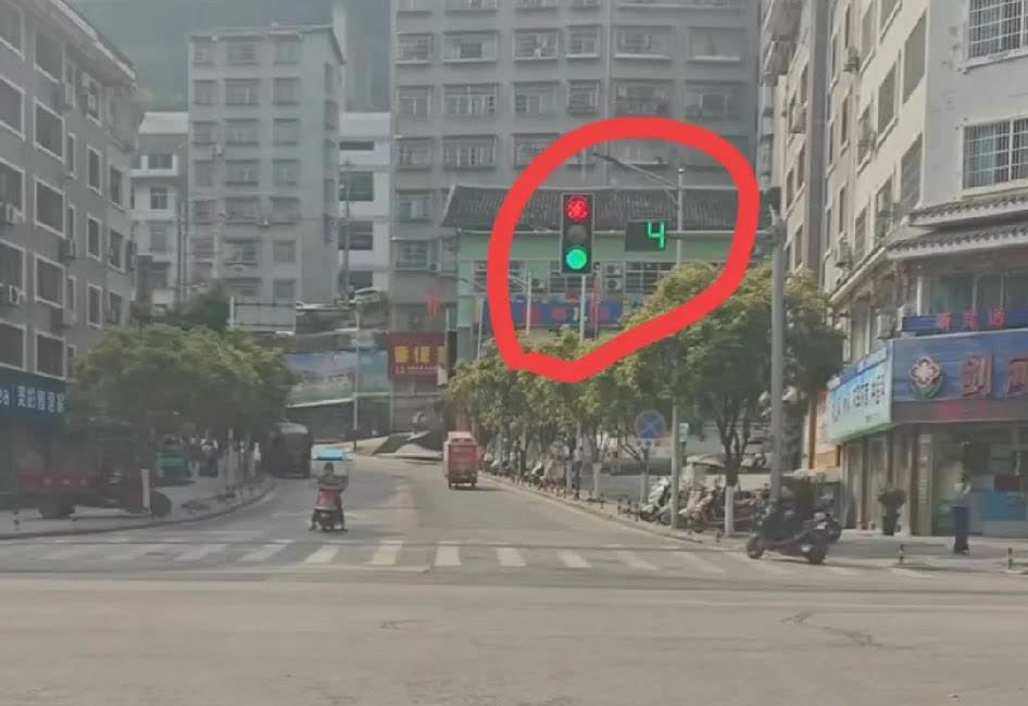 10年驾龄以上的老司机回答一下这个红绿灯到底能不能过！
[捂脸][捂脸]不敢赌