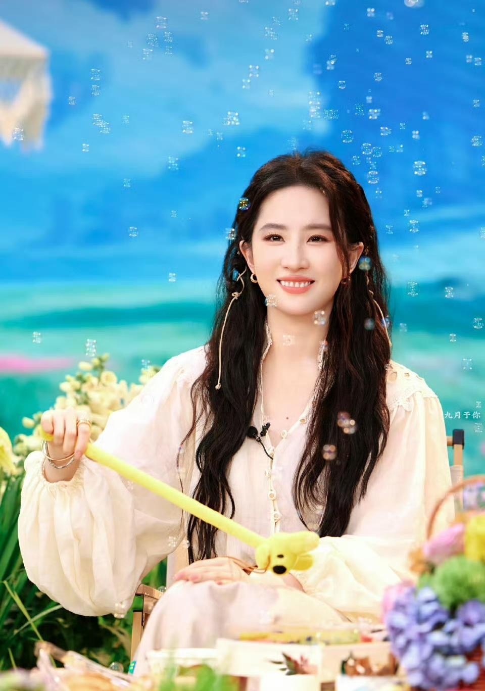 刘亦菲这颜值真是老天爷赏饭吃，十几年前演小龙女那会儿就美得不像真人，现在状态依然