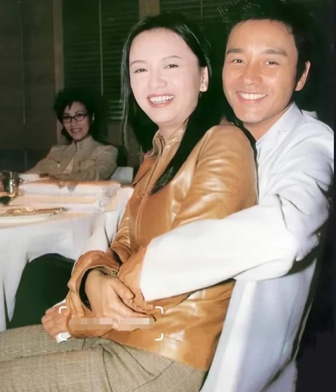 这是早年间张国荣的一张老照片，他帅气，笑容迷人，皮肤保持很好，还有一头乌黑的头发