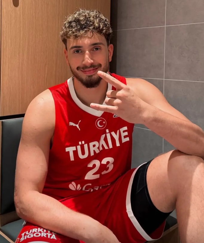 再这么打，真该考虑考虑申京在火箭的未来了
很多比赛，申京球权占有率一高，队友就发