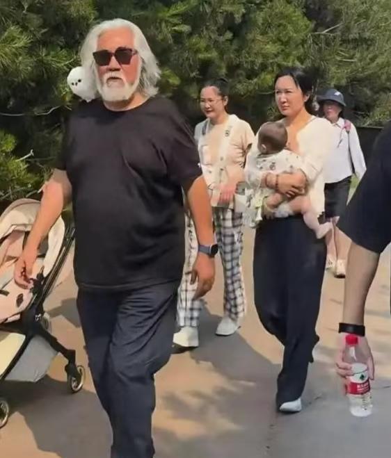 我发现，男人和女人羡慕张纪中夫妻俩的点完全不一样。
男人羡慕张纪中，不是因为他有