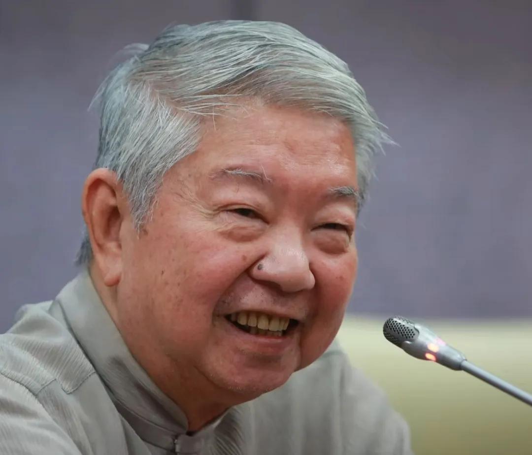 与金庸、倪匡、黄霑并称“香港四大才子”的蔡澜走了，
他不是死于意外，也不是死于疾